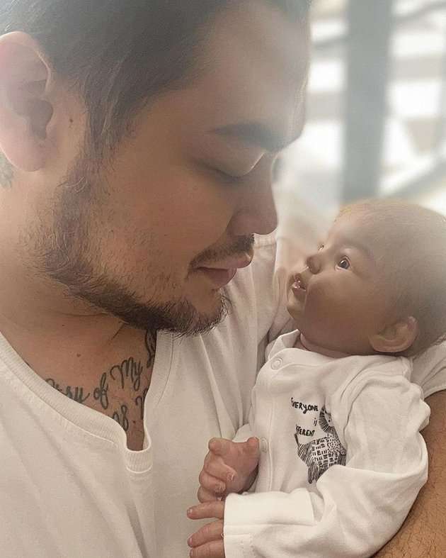 Momen Ivan Gunawan Momong Sang 'Anak' Borong Perlengkapan Bayi Hingga Diajak Ke Lokasi Syuting