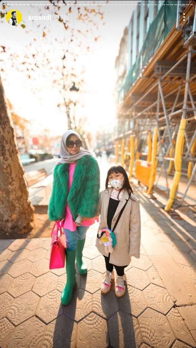 6 Potret Amy Qanita Saat Liburan Ke Barcelona, Outfitnya Kece Abis! Dikira Syahini