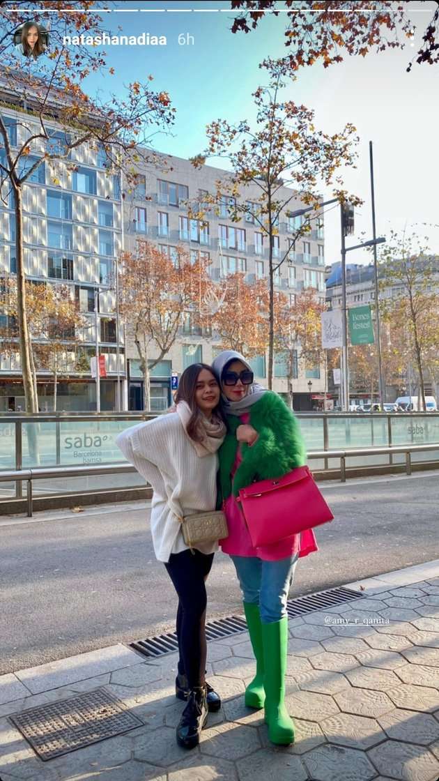 6 Potret Amy Qanita Saat Liburan Ke Barcelona, Outfitnya Kece Abis! Dikira Syahini