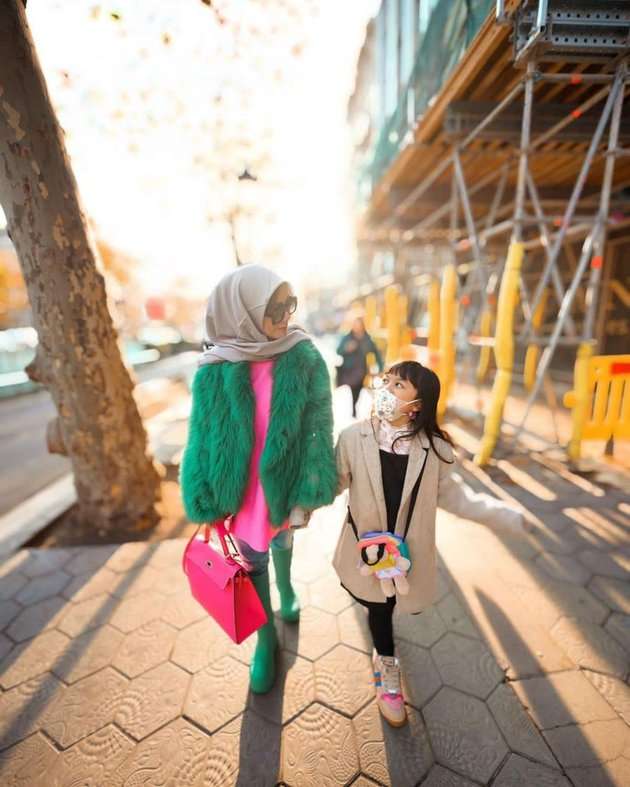 6 Potret Amy Qanita Saat Liburan Ke Barcelona, Outfitnya Kece Abis! Dikira Syahini
