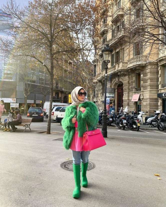6 Potret Amy Qanita Saat Liburan Ke Barcelona, Outfitnya Kece Abis! Dikira Syahini
