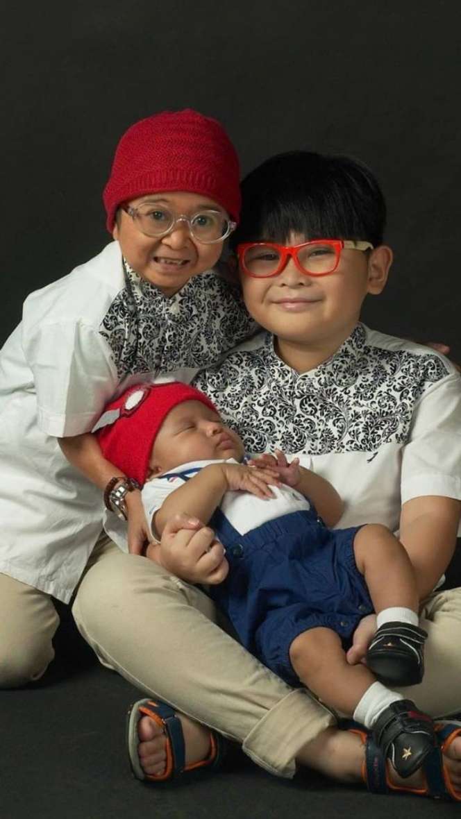 5 Potret Kompak Daus Mini Bersama Kedua Putranya