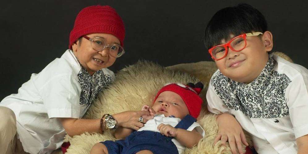5 Potret Kompak Daus Mini Bersama Kedua Putranya