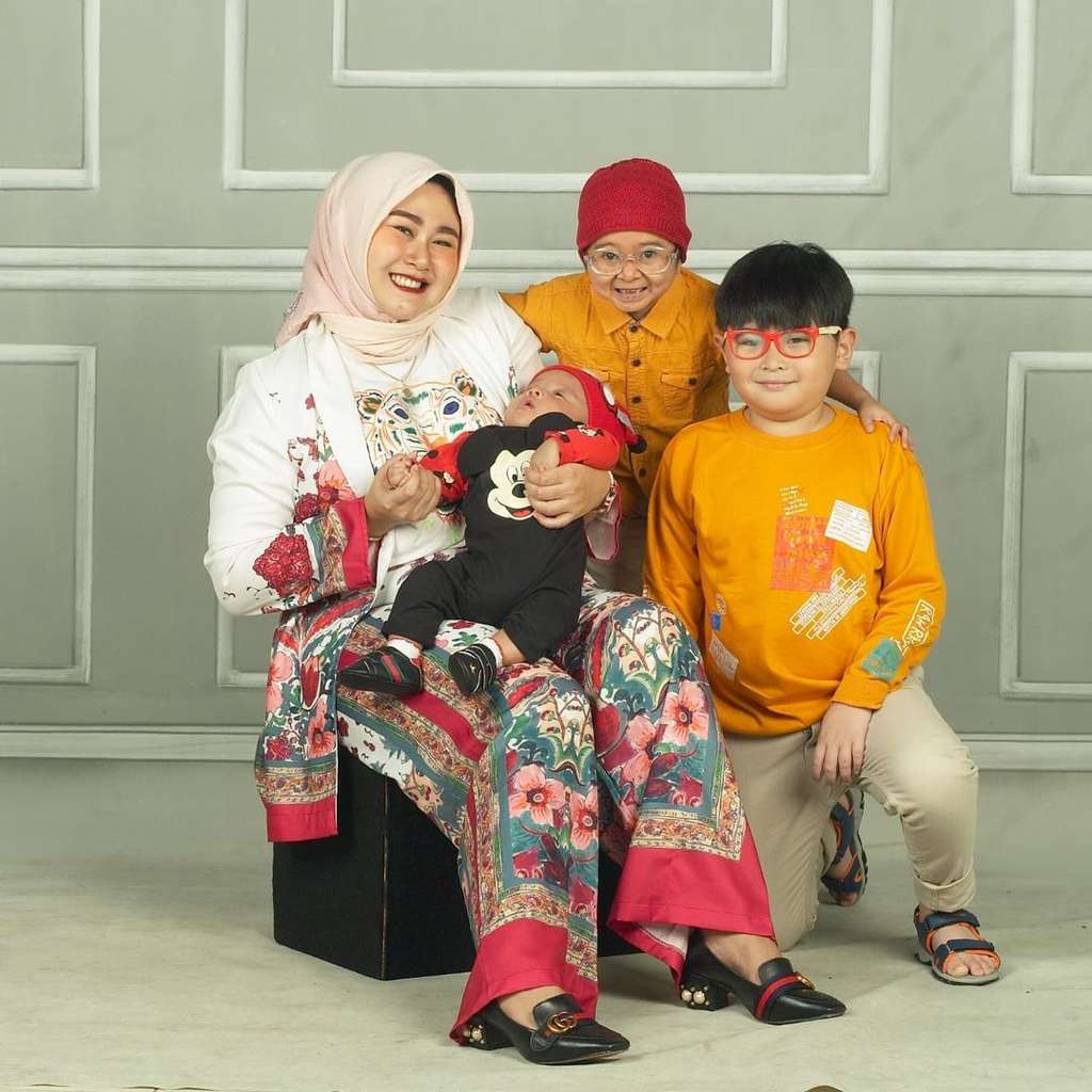 5 Potret Kompak Daus Mini Bersama Kedua Putranya