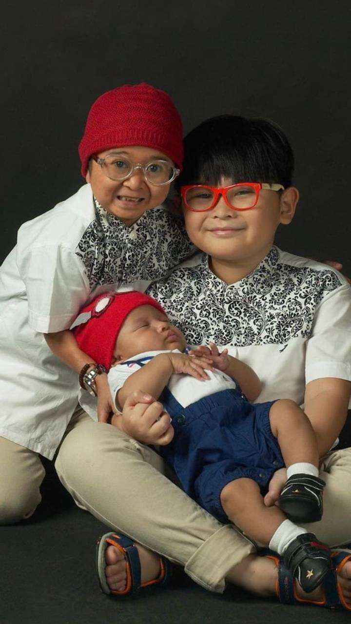 5 Potret Kompak Daus Mini Bersama Kedua Putranya