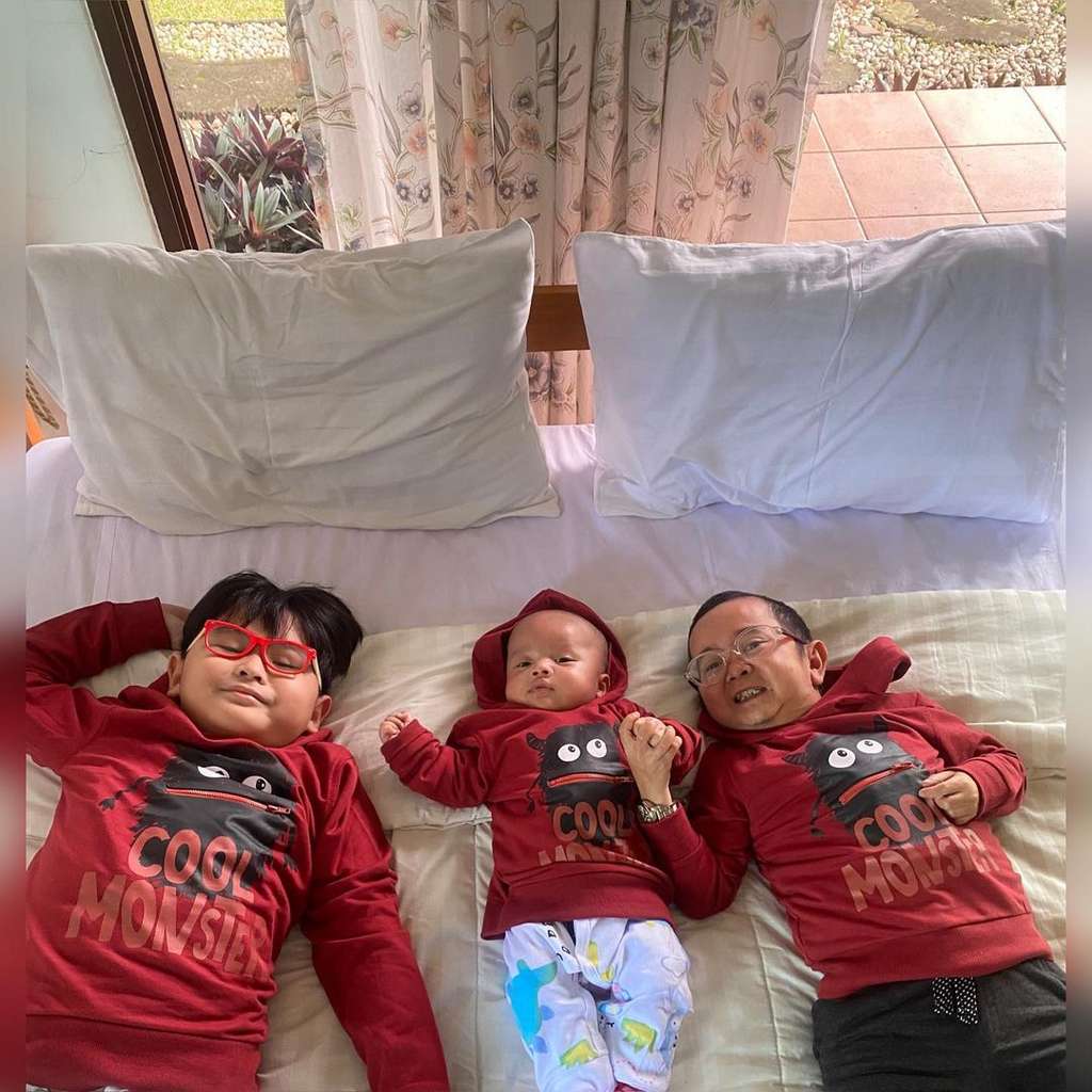 5 Potret Kompak Daus Mini Bersama Kedua Putranya