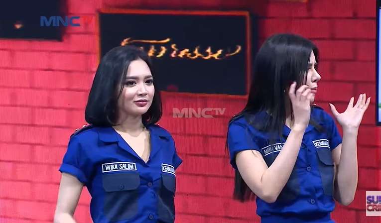 8 Potret Menawan Wika Salim & Maria Vania Pakai Baju Security, Dijuluki ‘Duo Pemersatu Bangsa’