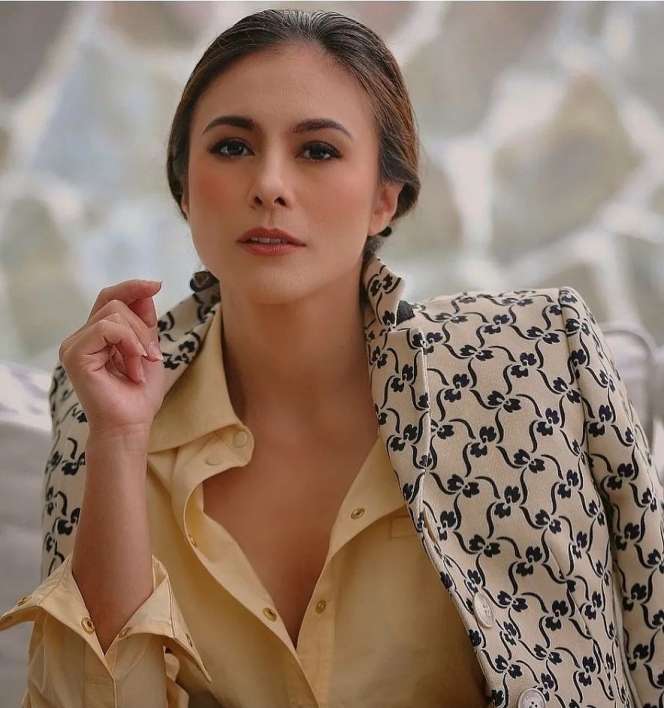 Tuai Pro Kontra! Sederet Artis Cantik yang Pernah Kepergok Merokok!