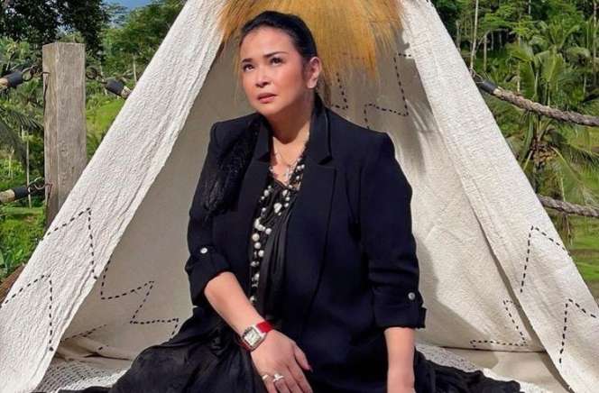 Tuai Pro Kontra! Sederet Artis Cantik yang Pernah Kepergok Merokok!