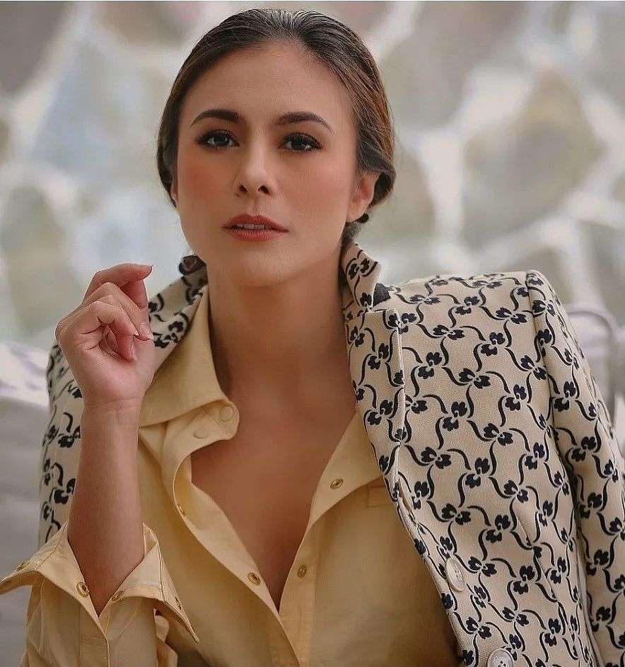 Tuai Pro Kontra! Sederet Artis Cantik yang Pernah Kepergok Merokok!