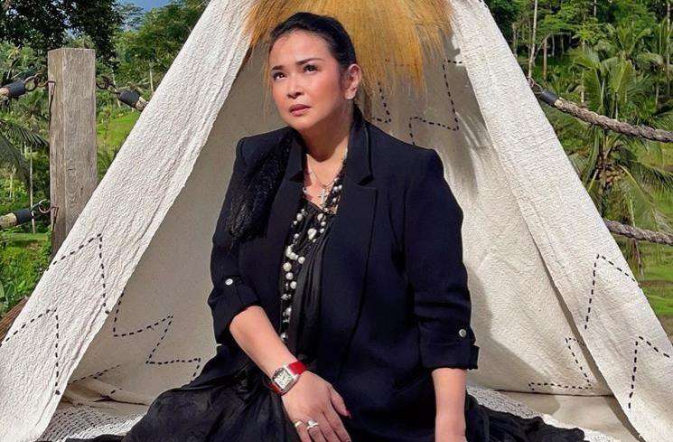 Tuai Pro Kontra! Sederet Artis Cantik yang Pernah Kepergok Merokok!