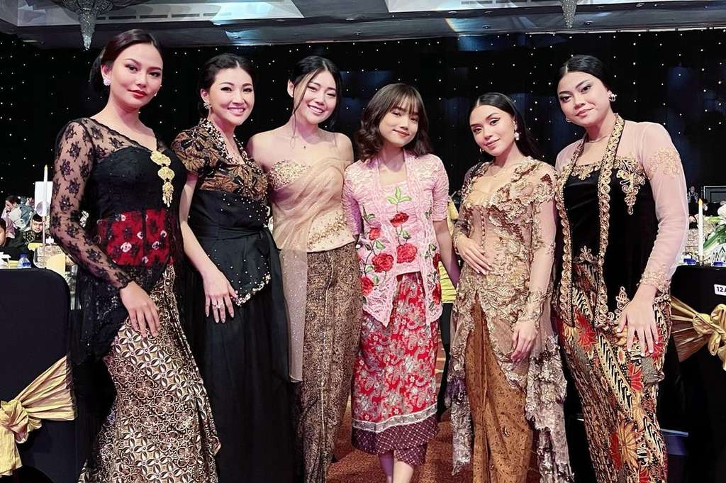 Adu Kebaya 13 Artis Hadiri Ultah Brand Kecantikan, Keanu Agl Disebut Mirip Tukang Jamu!