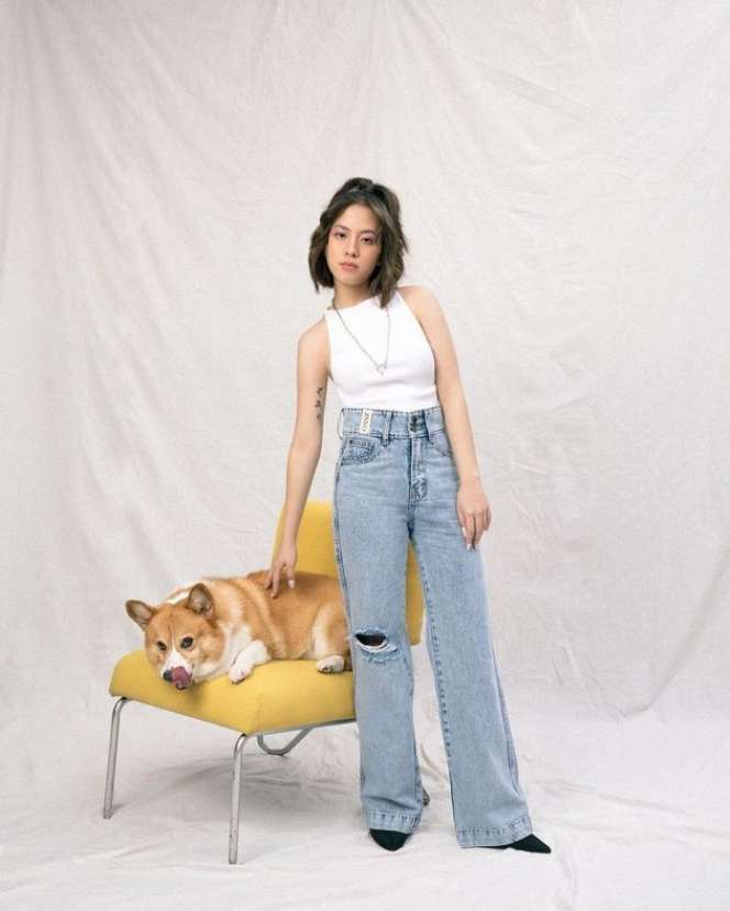 7 Gaya Adhisty Zara di Pemotretan Model Celana Jeans, Body Goals Banget!