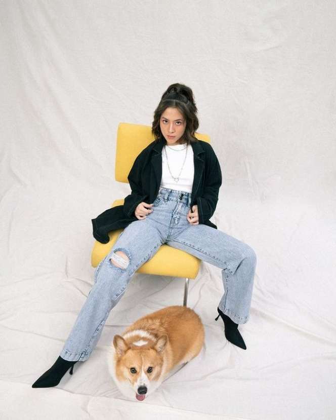 7 Gaya Adhisty Zara di Pemotretan Model Celana Jeans, Body Goals Banget!