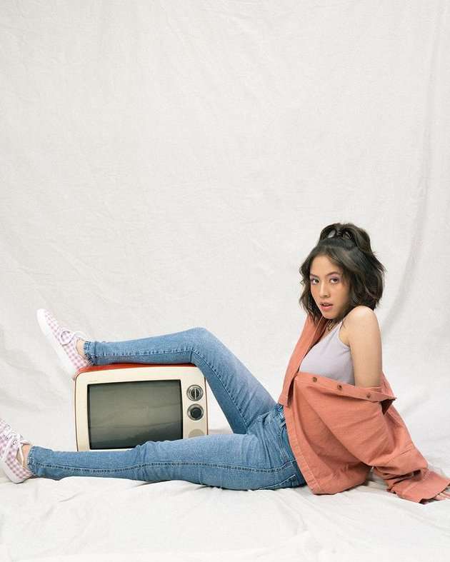 7 Gaya Adhisty Zara di Pemotretan Model Celana Jeans, Body Goals Banget!