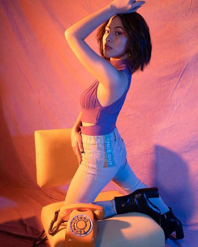 7 Gaya Adhisty Zara di Pemotretan Model Celana Jeans, Body Goals Banget!
