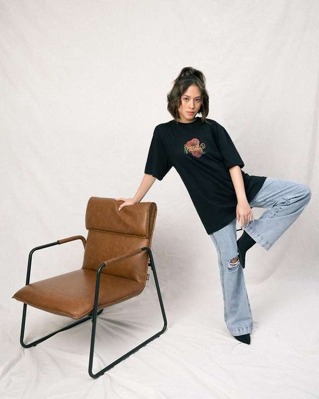 7 Gaya Adhisty Zara di Pemotretan Model Celana Jeans, Body Goals Banget!