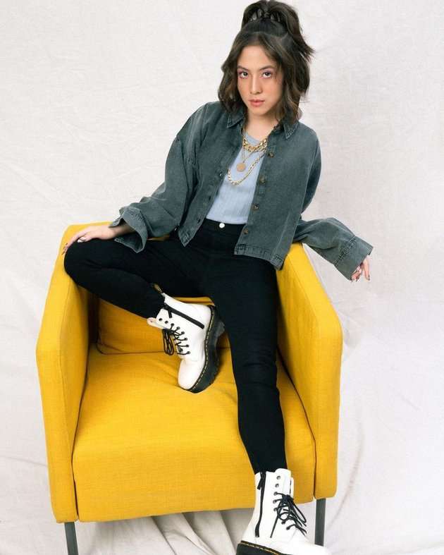 7 Gaya Adhisty Zara di Pemotretan Model Celana Jeans, Body Goals Banget!