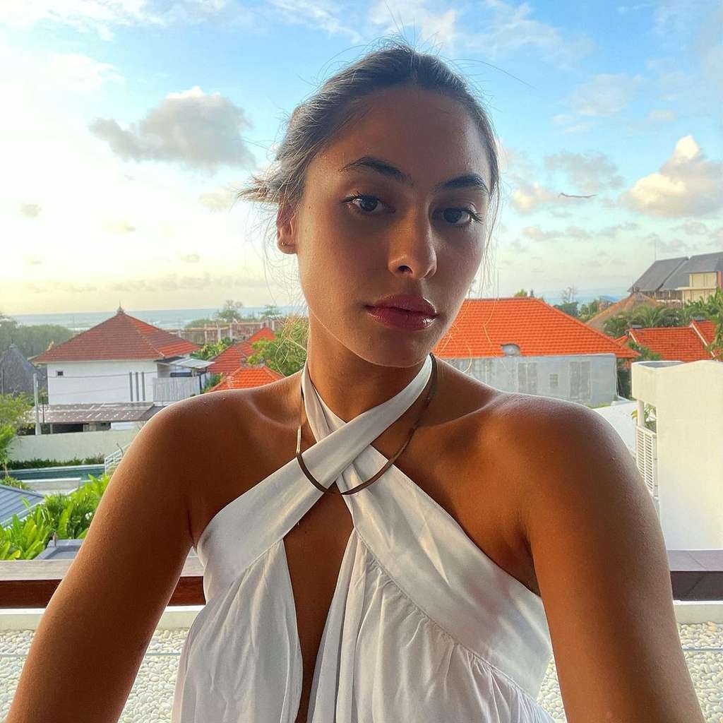 10 Pose Hot Valerie Thomas Pakai Gaun Backless, Body Goals-nya Bikin Melotot!