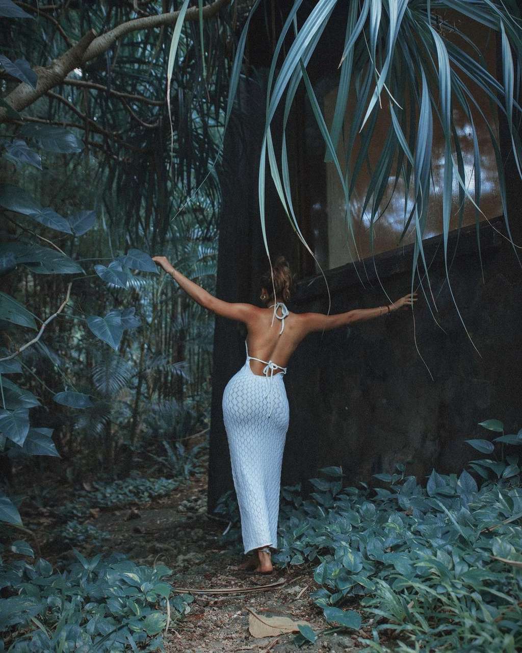 10 Pose Hot Valerie Thomas Pakai Gaun Backless, Body Goals-nya Bikin Melotot!