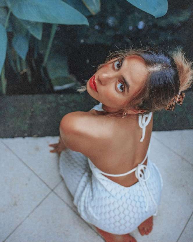 10 Pose Hot Valerie Thomas Pakai Gaun Backless, Body Goals-nya Bikin Melotot!