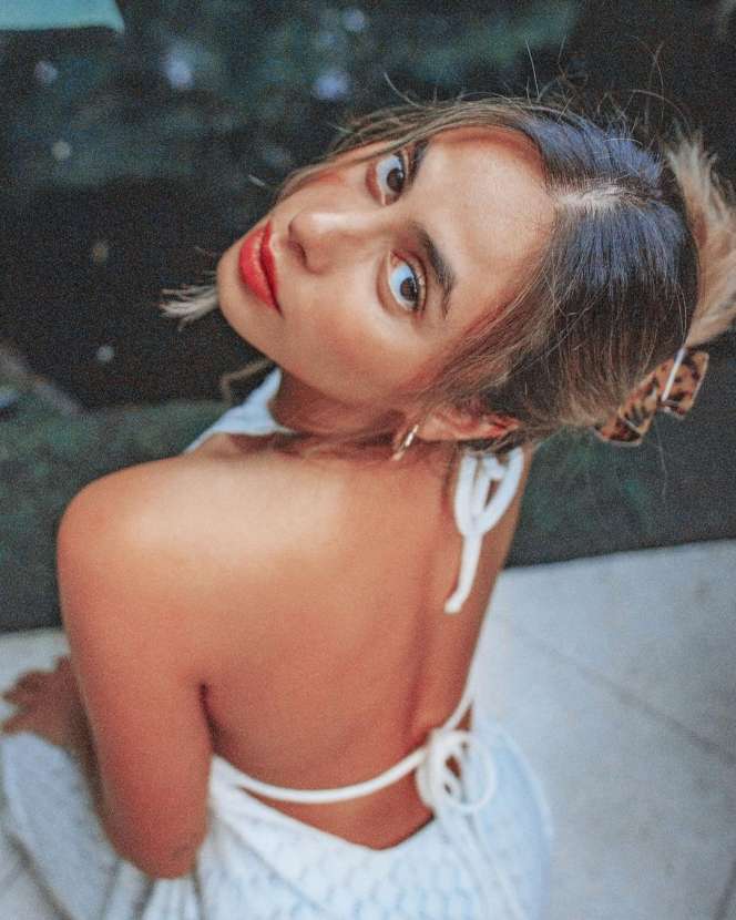 10 Pose Hot Valerie Thomas Pakai Gaun Backless, Body Goals-nya Bikin Melotot!