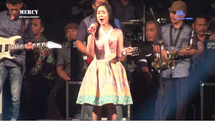 10 Foto Lawas Pedangdut Saat Masih di Orkes Keliling, Mpok Alpa Beda Banget!