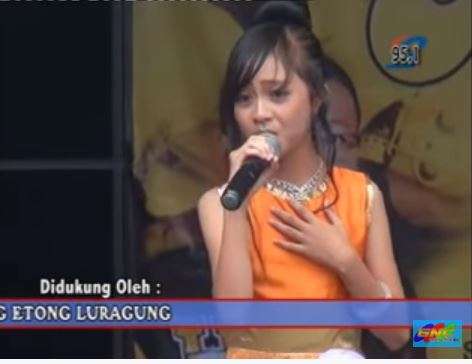 10 Foto Lawas Pedangdut Saat Masih di Orkes Keliling, Mpok Alpa Beda Banget!