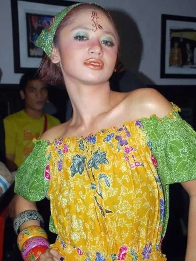 10 Foto Lawas Pedangdut Saat Masih di Orkes Keliling, Mpok Alpa Beda Banget!