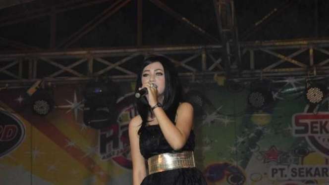 10 Foto Lawas Pedangdut Saat Masih di Orkes Keliling, Mpok Alpa Beda Banget!