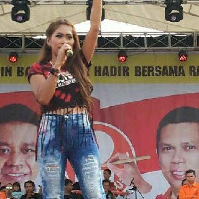 10 Foto Lawas Pedangdut Saat Masih di Orkes Keliling, Mpok Alpa Beda Banget!