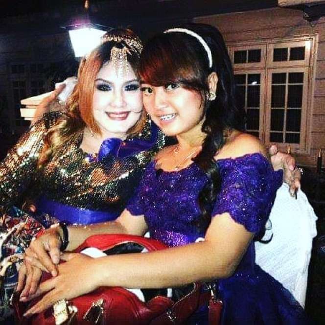 10 Foto Lawas Pedangdut Saat Masih di Orkes Keliling, Mpok Alpa Beda Banget!