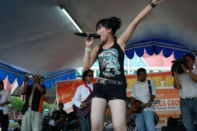 10 Foto Lawas Pedangdut Saat Masih di Orkes Keliling, Mpok Alpa Beda Banget!