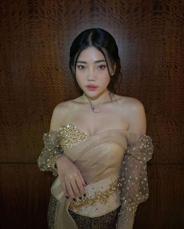 6 Potret Wendy Walters Pertama Kali Pakai Kebaya, Bikin Pangling!