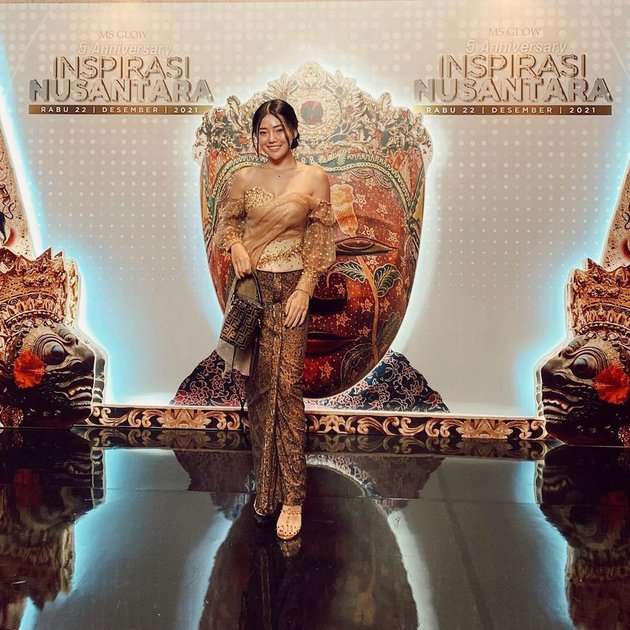6 Potret Wendy Walters Pertama Kali Pakai Kebaya, Bikin Pangling!
