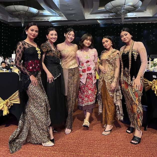 6 Potret Wendy Walters Pertama Kali Pakai Kebaya, Bikin Pangling!