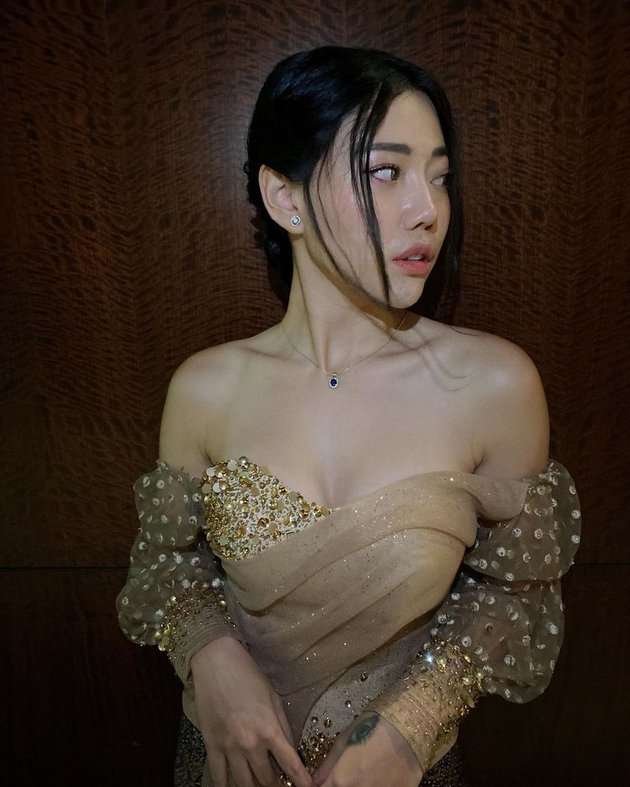 6 Potret Wendy Walters Pertama Kali Pakai Kebaya, Bikin Pangling!