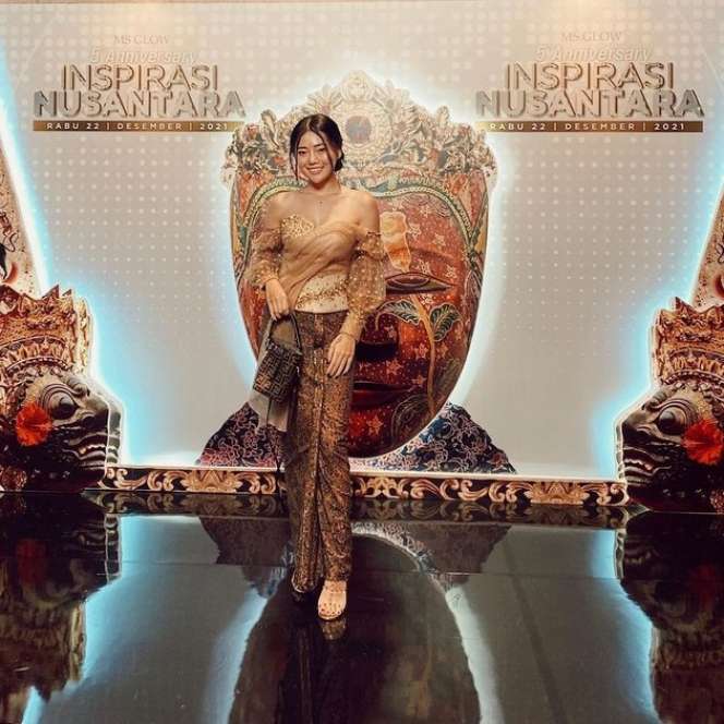 6 Potret Wendy Walters Pertama Kali Pakai Kebaya, Bikin Pangling!