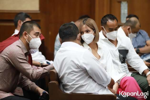 Momen Nia Ramadhani Video Call Anak Pertamanya Mikhayla Sebelum Jalani Rehab 12 Bulan