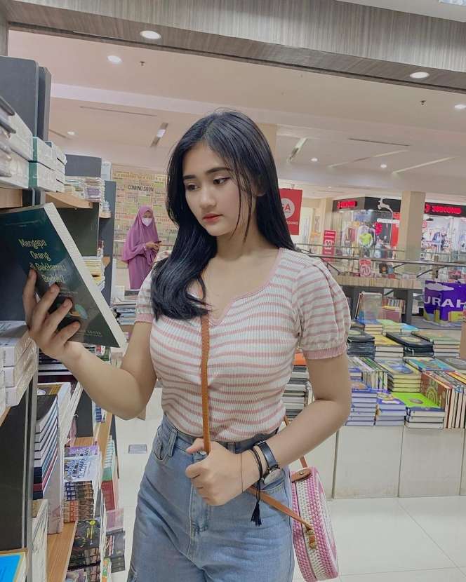 Viral Siswi Cantik Gak Ketulungan, Jadi Inceran Siswa dan Para Guru, Lihat 10 Potretnya!