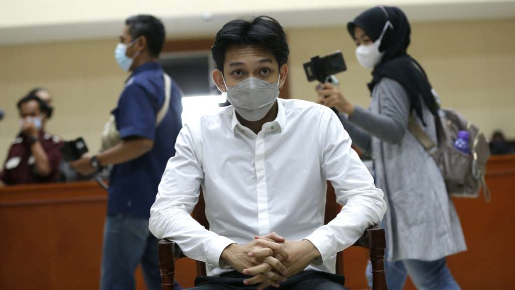 FOTO: Diberondong Pertanyaan, Gaga Muhammad Terlihat Tenang di Kursi Terdakwa