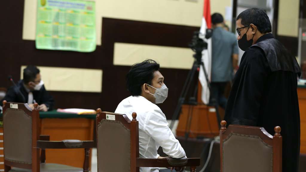 FOTO: Diberondong Pertanyaan Gaga Muhammad Hanya Mengangguk Dalam Ruang Sidang 
