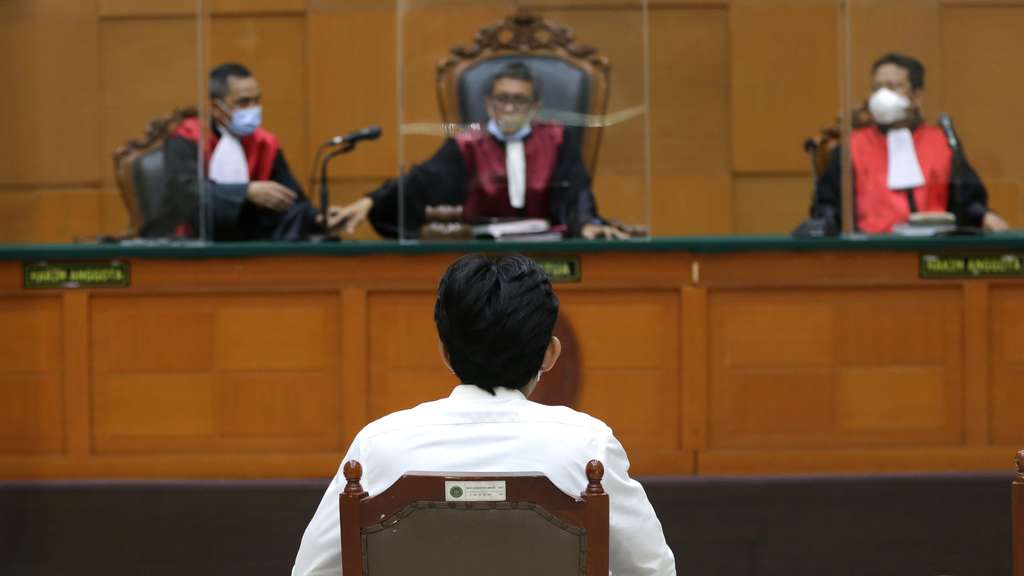 FOTO: Diberondong Pertanyaan Gaga Muhammad Hanya Mengangguk Dalam Ruang Sidang 