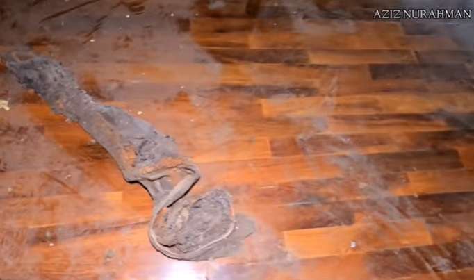 10 Penampakan Rumah Mewah Terbengkalai di Tepi Jurang, Ada Benda Aneh Dalam Kamar!