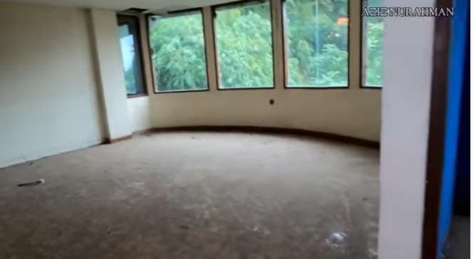 10 Penampakan Rumah Mewah Terbengkalai di Tepi Jurang, Ada Benda Aneh Dalam Kamar!