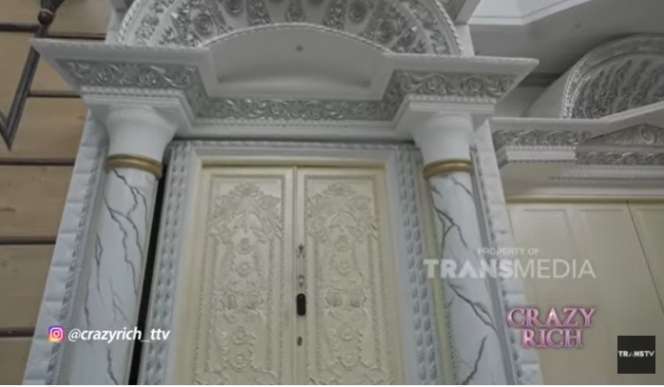 Penampakan Rumah Crazy Rich Surabaya Aswin Yanuar, Berlapis Emas dan Swarovski!