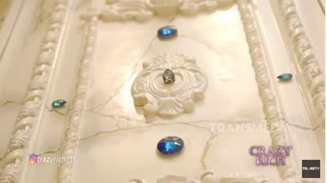 Penampakan Rumah Crazy Rich Surabaya Aswin Yanuar, Berlapis Emas dan Swarovski!