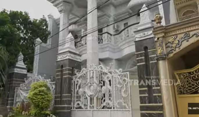Penampakan Rumah Crazy Rich Surabaya Aswin Yanuar, Berlapis Emas dan Swarovski!