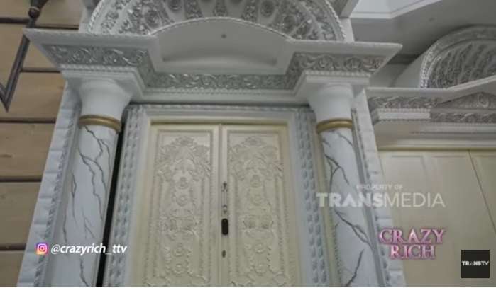Penampakan Rumah Crazy Rich Surabaya Aswin Yanuar, Berlapis Emas dan Swarovski!