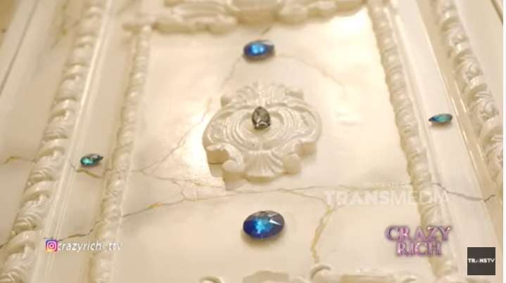 Penampakan Rumah Crazy Rich Surabaya Aswin Yanuar, Berlapis Emas dan Swarovski!
